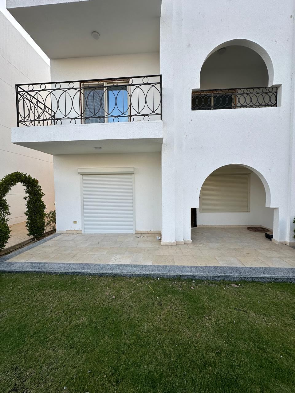 Ground-floor unit with a closed roller shutter
