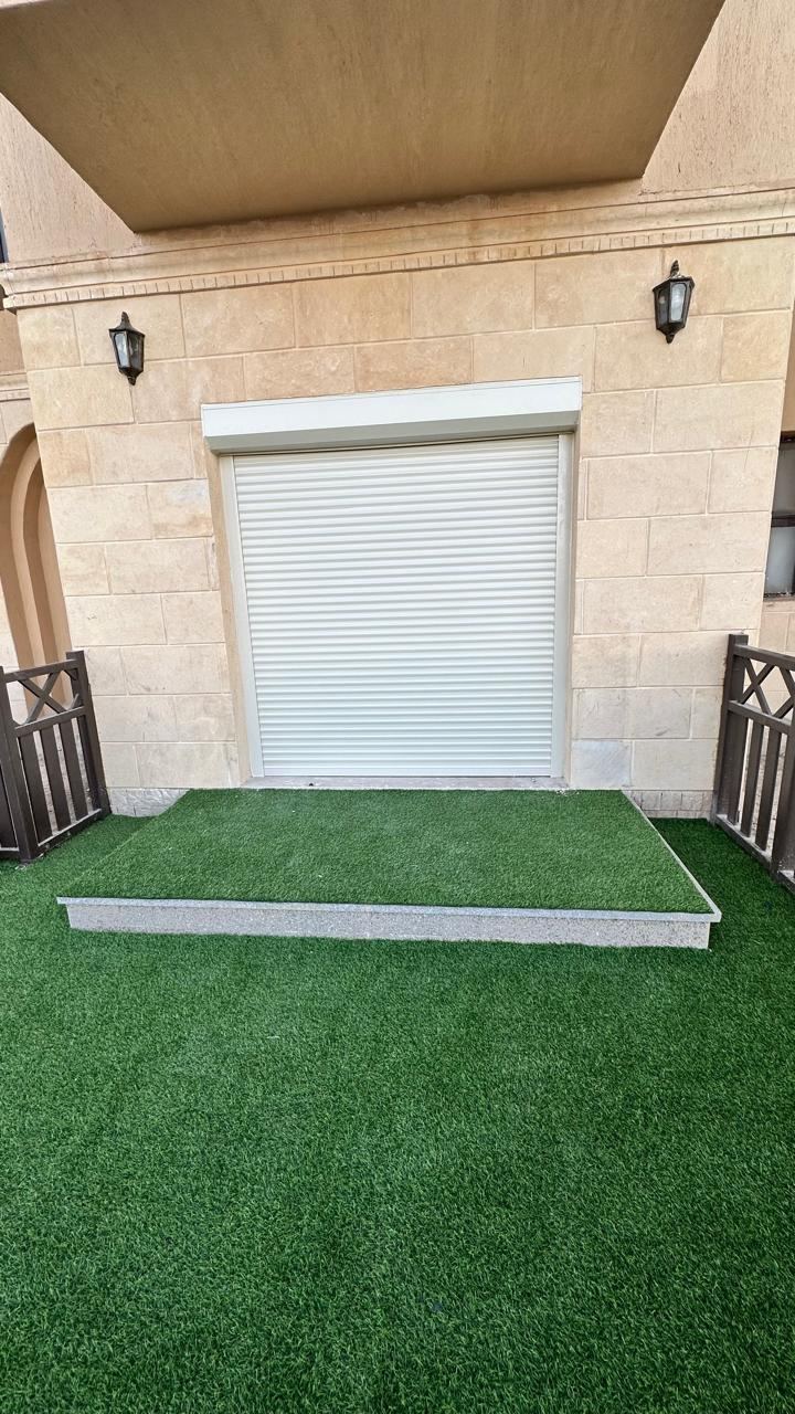 Apartment garden door fitted with a roller shutter