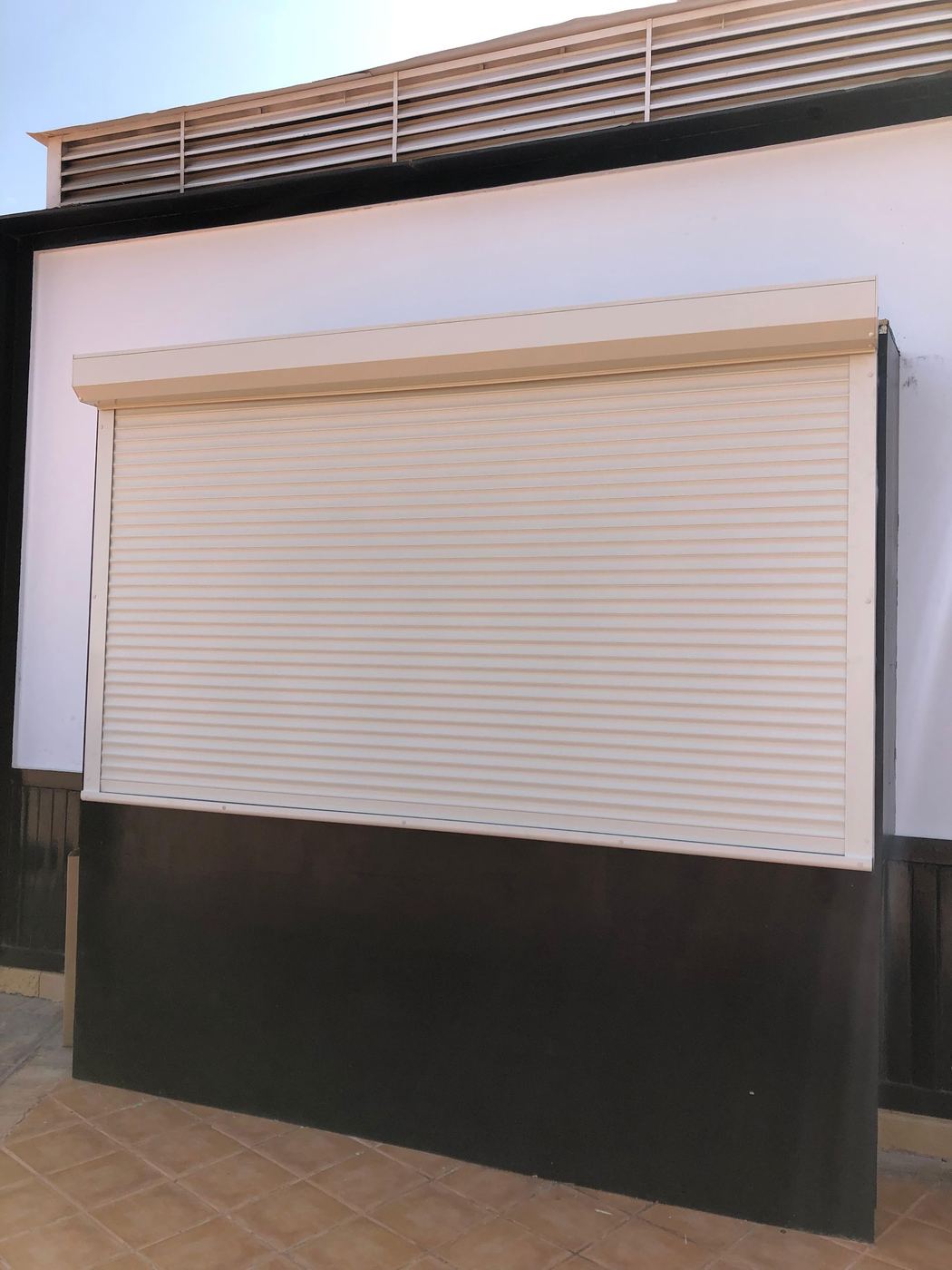 Outdoor screen shutter at a resort