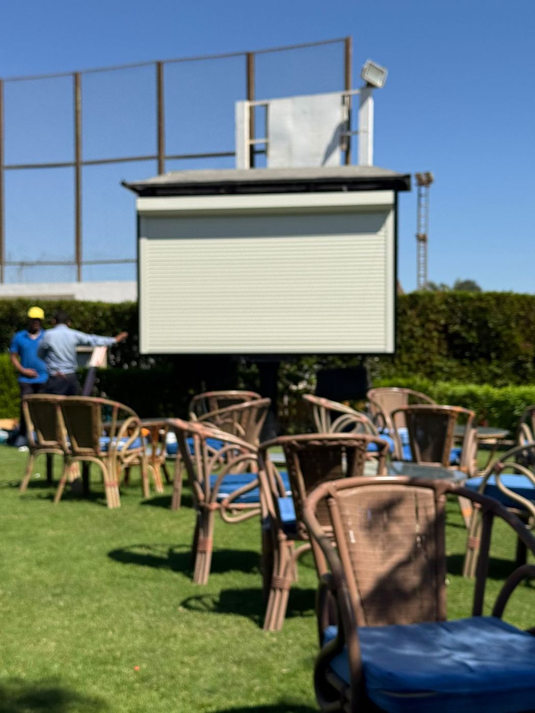Screen enclosure above a café garden