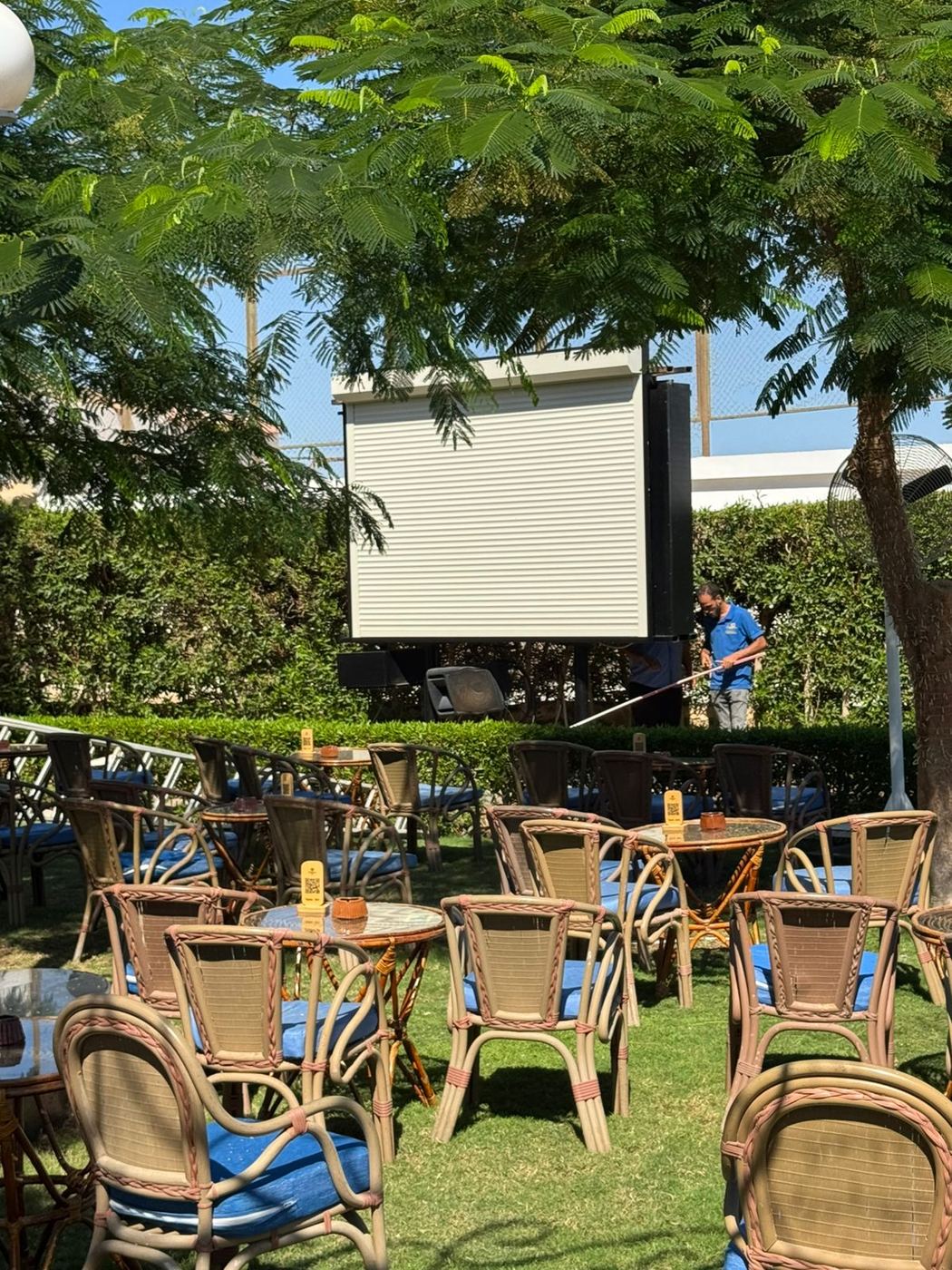 Outdoor display screen protected by a roller shutter