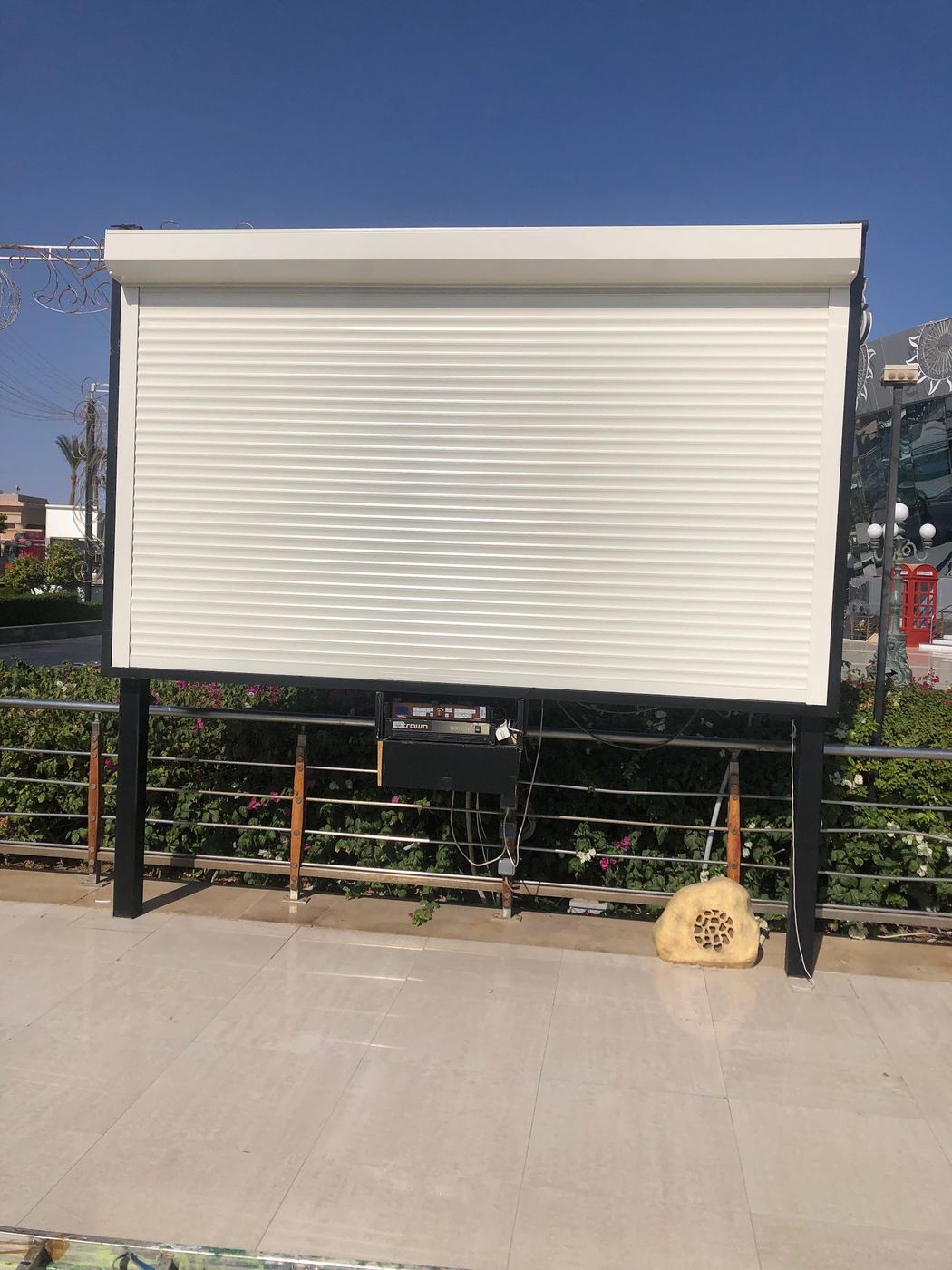Closed screen shutter